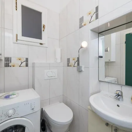 Old Town Apartment *
